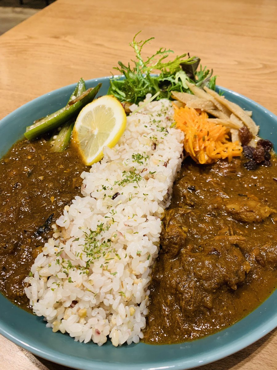 panzyminmin's tweet photo. 今日のランチは銀座の #マラドーナカフェ で薬膳スパイスカレー。鯖レモンとチキンの2種盛り1480円。
レモンとカレー合います！程よいスパイスでコクはあるけどサッパリ。お腹にも優しい。付け合わせの野菜も美味しい！

#ソロ活 #銀座ランチ #孤独のグルメ #都内ランチ巡り #スパイスカレー https://t.co/cfWCOemoB8