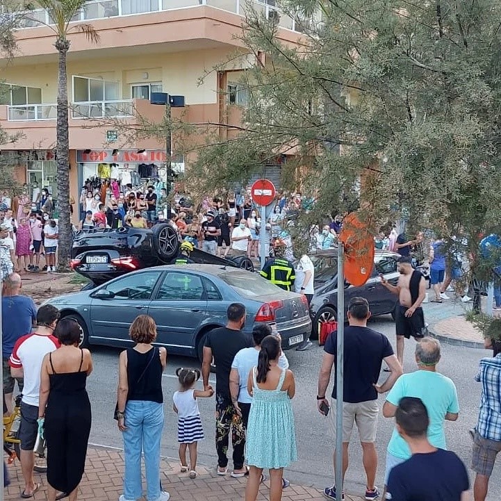 niporwifi's tweet photo. Ayer atropellaron a un ciclista de 40 años en el paseo marítimo de Fuengirola que murió en el acto. A saber a qué velocidad irían para volcar los del Mercedes. https://t.co/pETlEt4HCy https://t.co/yD0AAwb4UX