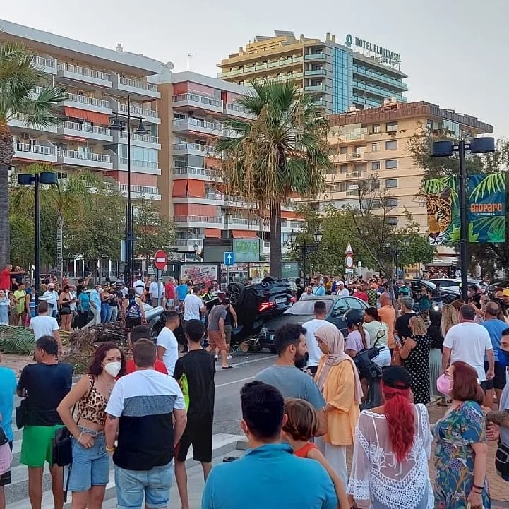niporwifi's tweet photo. Ayer atropellaron a un ciclista de 40 años en el paseo marítimo de Fuengirola que murió en el acto. A saber a qué velocidad irían para volcar los del Mercedes. https://t.co/pETlEt4HCy https://t.co/yD0AAwb4UX