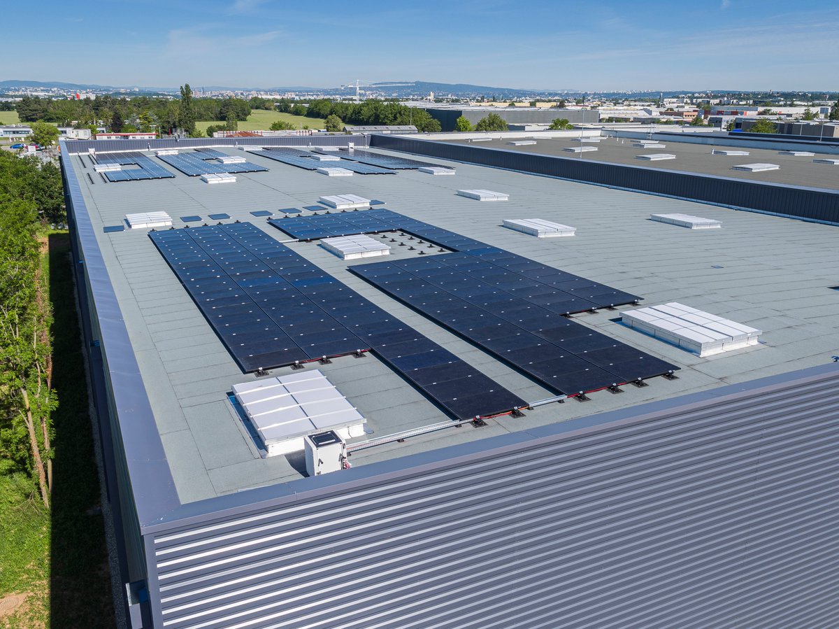 [#ENGAGEMENT ÉNERGÉTIQUE] 🌿
Emile Maurin s’engage en faveur de la #transition #énergétique avec l’installation de 855 m² de #panneauxsolaires sur le toit de l’extension de bâtiment construite cette année.
Chaque jour, ils permettent de produire 70% de nos besoins en électricité.
