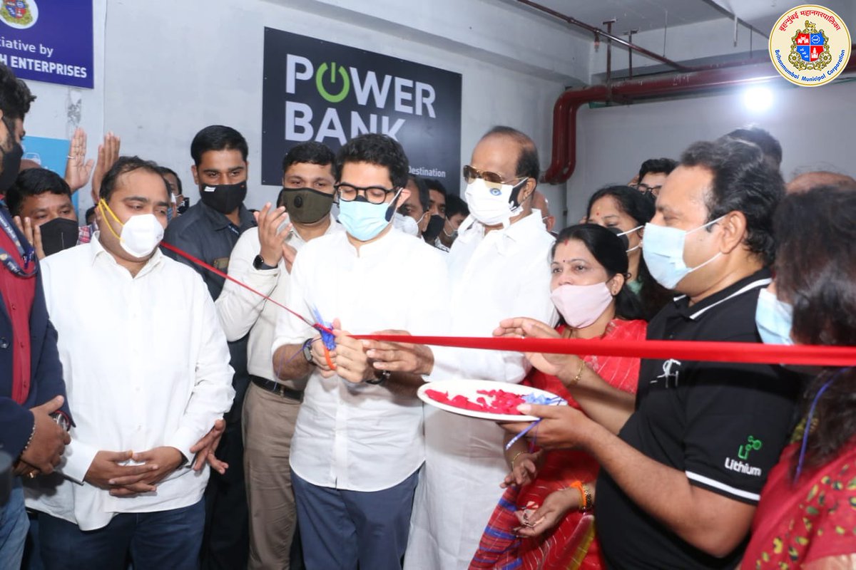 mybmc's tweet photo. महाराष्ट्राचे पर्यावरण मंत्री आणि मुंबई उपनगर जिल्ह्याचे पालकमंत्री @AUThackeray यांच्या हस्ते इलेक्ट्रिक वाहनांसाठीच्या राज्यातील पहिल्या सार्वजनिक चार्जिंग स्टेशनचे दादर येथे लोकार्पण. याप्रसंगी आमदार @misadasarvankar देखील उपस्थित होते.

(१/२) https://t.co/8JgDycl6Tu