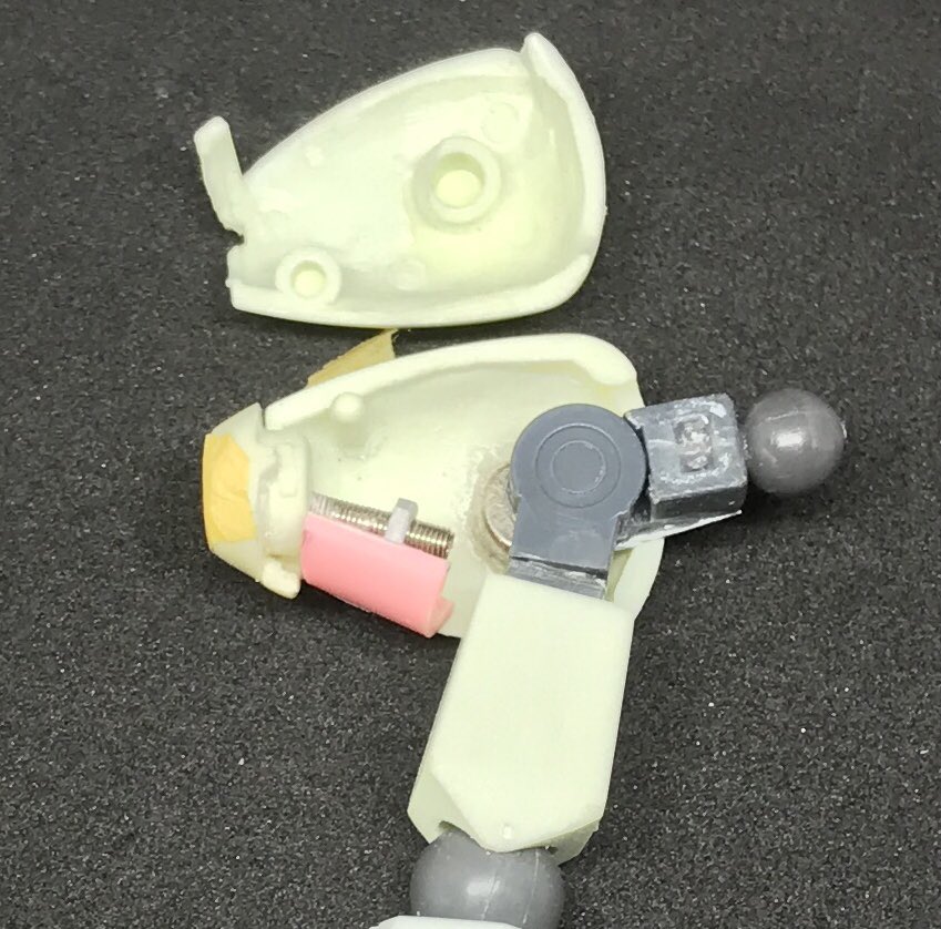 肩・二の腕はジャンクのハイコンプリートモデル使用。肩内のカバー？はダイソーのプラ編み棒を切り出し、スプリング接続としてみました。思ったより肩の可動を邪魔してます。作り直しかな。