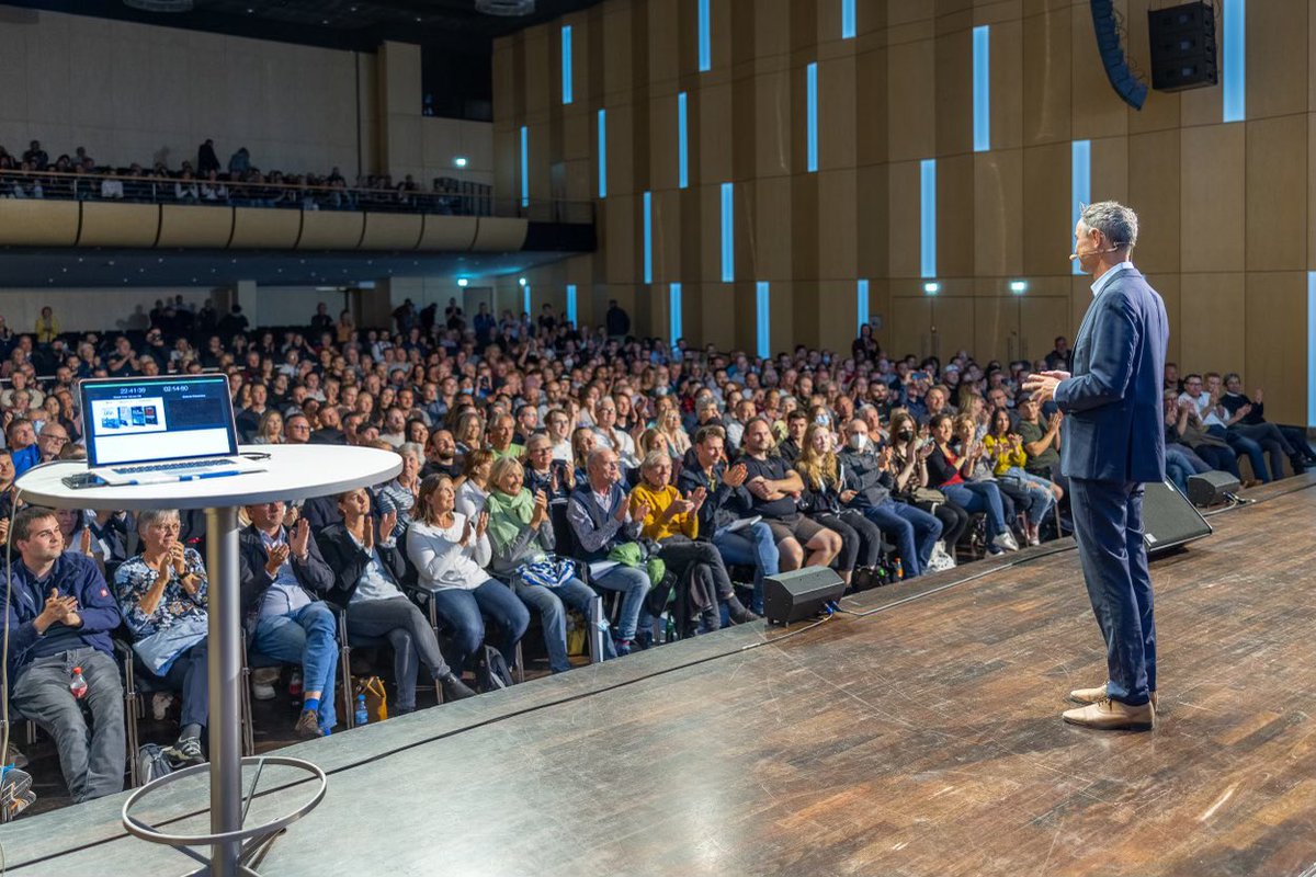 #danieleganser Der Vortrag gestern in Münster war toll. Ich hab mich sehr über die 800 Gäste gefreut. Heute und morgen bin ich in Kiel, Einlass ab 18 Uhr, Beginn 20 Uhr. An der Abendkasse gibt es noch Tickets. Fotos: Dirk Wächter