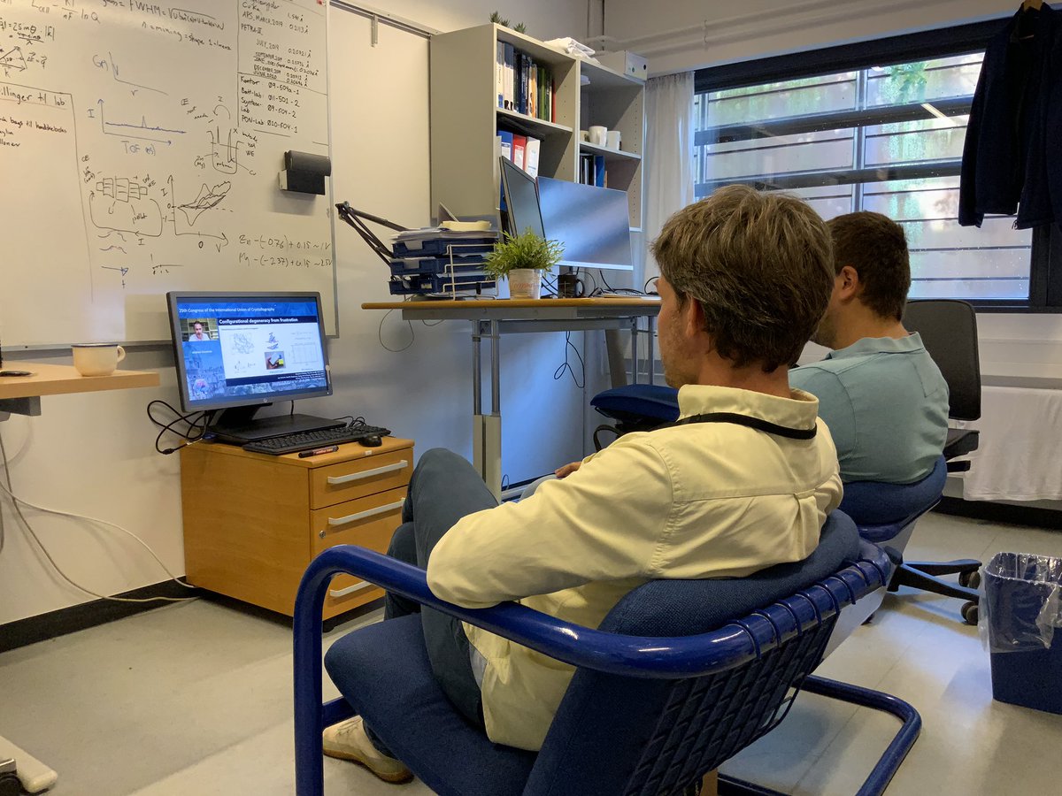 Making ourselves comfortable while following #IUCr2021 remotely from the office. The morning started with and excellent key note presentation by Andrew Goodwin @goodwingroupox