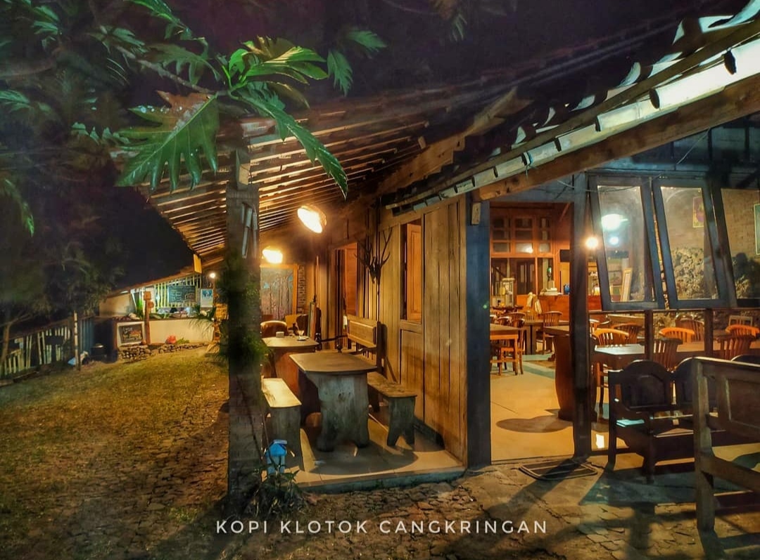 Siang ini saya dihub oleh kolega-sahabat yg jd Owner Kopi Klotok Secang, ia berniat menjual seluruh asetnya karena mau pindah tempat tinggal. Bila ada yang minal, silahkan DM nggih.