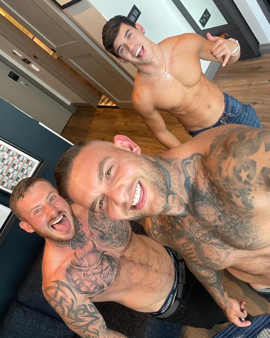 Watch Oliver Hunt's leaked NSFW photo on TwXstars