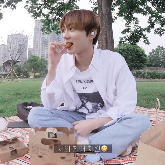 solh_jay's tweet photo. imagine пикник с чонвоном 
🍃 https://t.co/DRCcU6MWuv