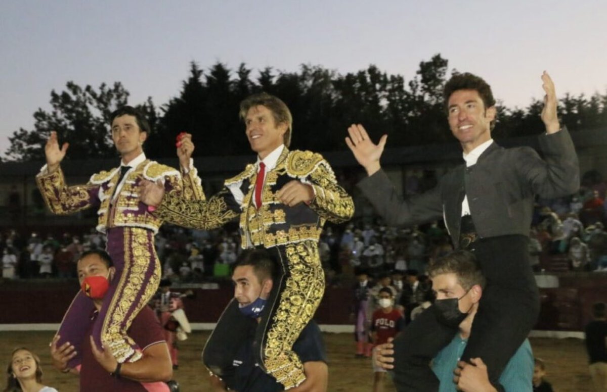 Su felicidad, su triunfo…los Toreros , ellos y nada más que ellos son los héroes de cada tarde. #SeguimosALaOrdenSeñores #Enhorabuena <a href="/PG_capea/">EL CAPEA</a> <a href="/mdelcordobes/">El Cordobés</a>