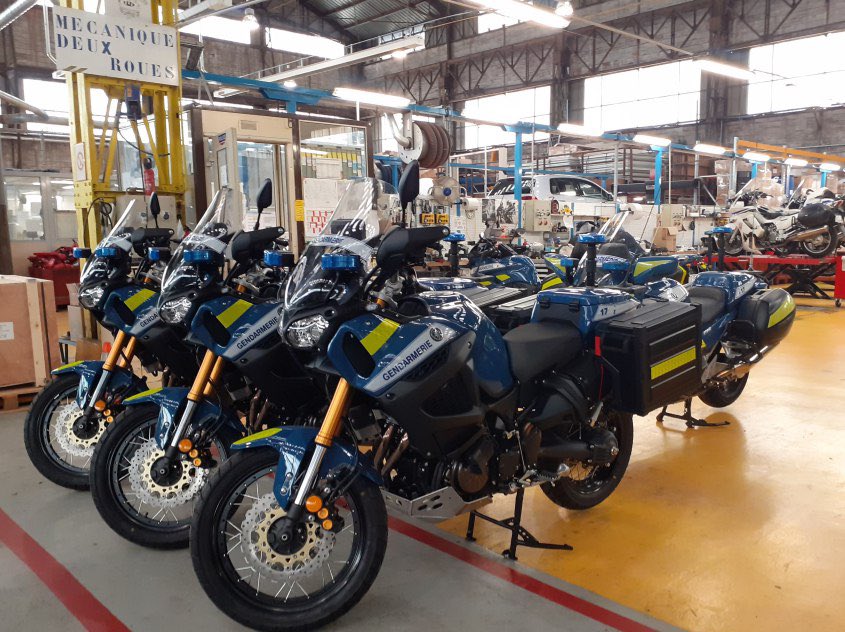 CamilleChaize's tweet photo. L’atelier de #Bordeaux est composé de 61 collaborateurs, tous corps et grades confondus. Automobile, poids lourds, moto, carrosserie et électricité diagnostic… Avec nous les véhicules de @Policenationale et de @gendarmerie sont bien entretenus 🚓!
#AtelierAuto https://t.co/kZLEpFQOfH