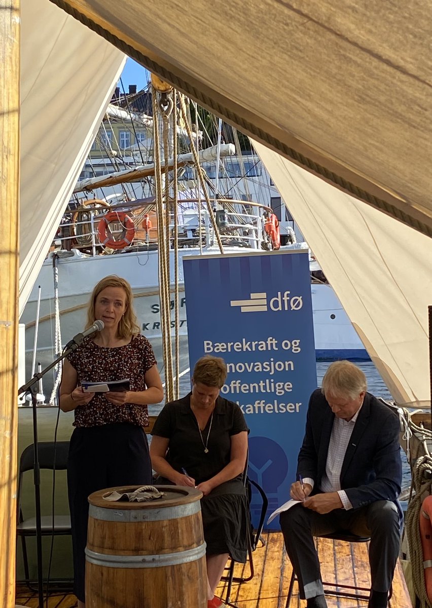 Offentlige  #anskaffelser er et viktig verktøy for å nå nasjonale målsetninger innenfor #sirkulær økonomien. Gode diskusjoner på #arendalsuka med aktører fra akademia og det offentlige. DFØ er med 👍