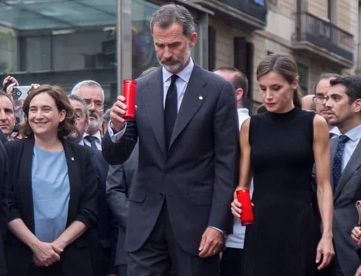 Plora quan la xiulen i riu a l'homenatge de les victimes de l'atemptat terrorista del 17 d'agost