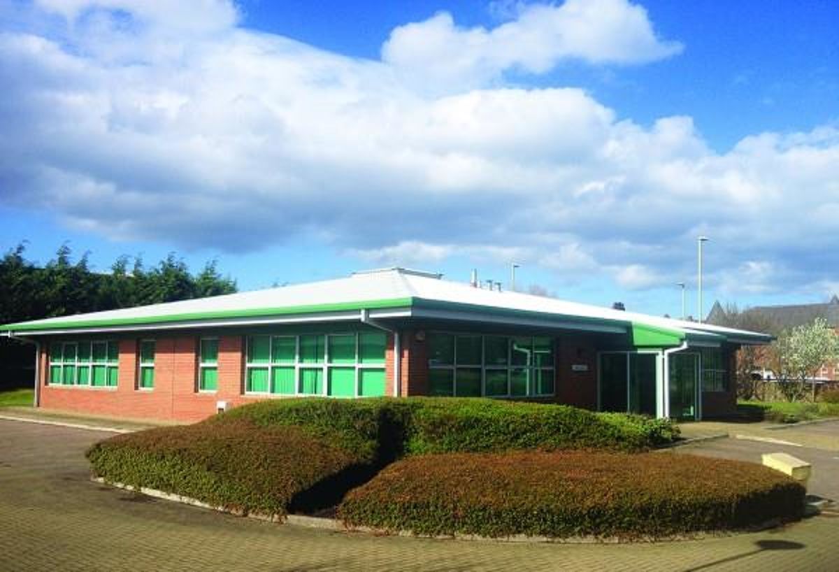 KF_NorthEast's tweet photo. There are modern, self-contained offices available to rent within the #TyneDock Estate. Offers a combination of open-plan accommodation inc four designated meeting/office rooms, a large boardroom and a staff kitchen. 3km south west of #SouthShields #officespace @STyneBusiness https://t.co/ICUfI5utC2