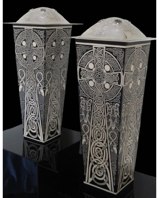 Heidi Warr, like many members at #SomersetGuildofCraftsmen, creates her own designs and also does commissioned work. She currently has a commission of limited pieces, for a Stoke on Trent gallery, relating to the city’s six towns &amp; the pottery history of each place. A thread. 1/4