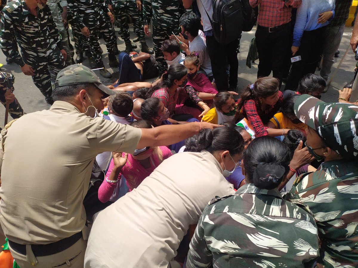 सरकारों से कोई उम्मीद नहीं है। कम से कम विपक्ष के बड़े नेता तो इन अभ्यर्थियों के साथ खड़े हो सकते हैं ताकि थोड़ा मीडिया का ध्यान पहुंचे।

लेकिन नहीं, तमाम दलों को रोजगार और युवाओं की चिंता केवल चुनावों में होगी।

#sscgd के अभ्यर्थियों के संघर्ष में खड़े हों, प्लीज़।