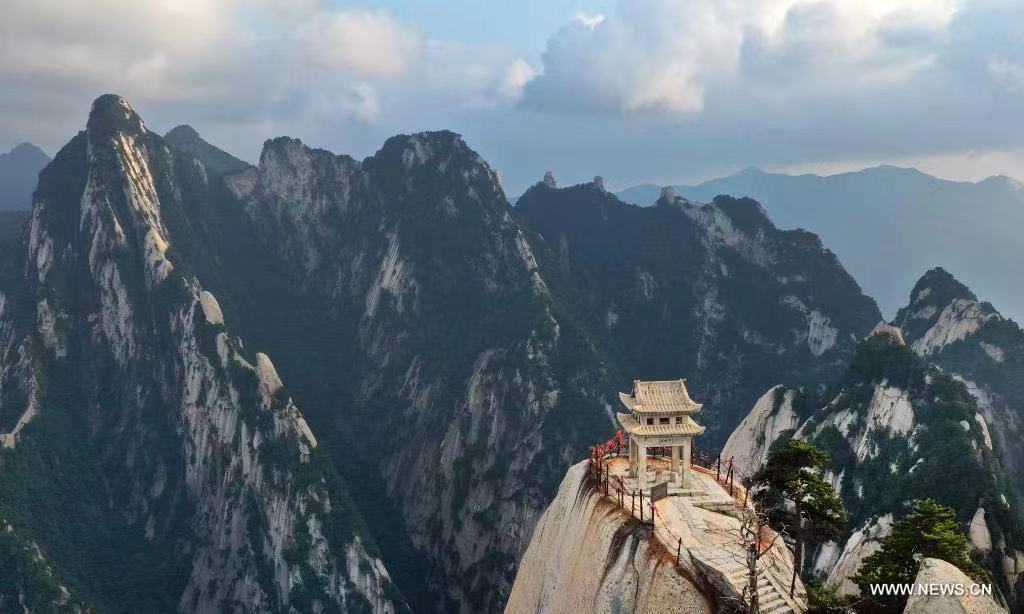 China__Focus's tweet image. 📸Enjoy the scenery of mist-shrouded Mount #Huashan in Weinan City, northwest #China's #Shaanxi Province. 
Mount Huashan is known as one of China's Five Great Mountains, offering one of the steepest hikes in the world.🤩