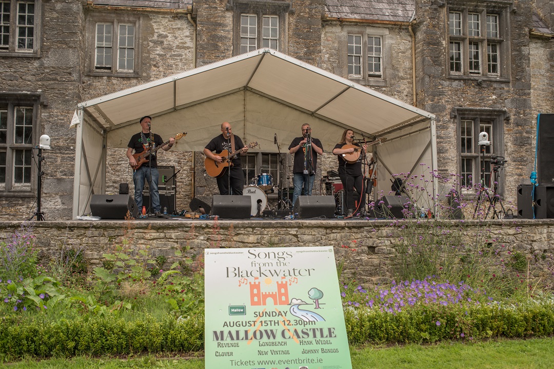 Corkcoco's tweet image. The second weekend of our #CorkCoCoPops has come to a close! A highlight from the weekend was the Songs from the Blackwater gig at the beautiful #Mallow Castle. 🏰

✅Beautiful Location
✅Plenty of Space
✅Great Music

#LLPPS
@pure_cork 
@DeptCulturelRL