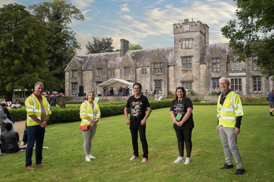 Corkcoco's tweet image. The second weekend of our #CorkCoCoPops has come to a close! A highlight from the weekend was the Songs from the Blackwater gig at the beautiful #Mallow Castle. 🏰

✅Beautiful Location
✅Plenty of Space
✅Great Music

#LLPPS
@pure_cork 
@DeptCulturelRL