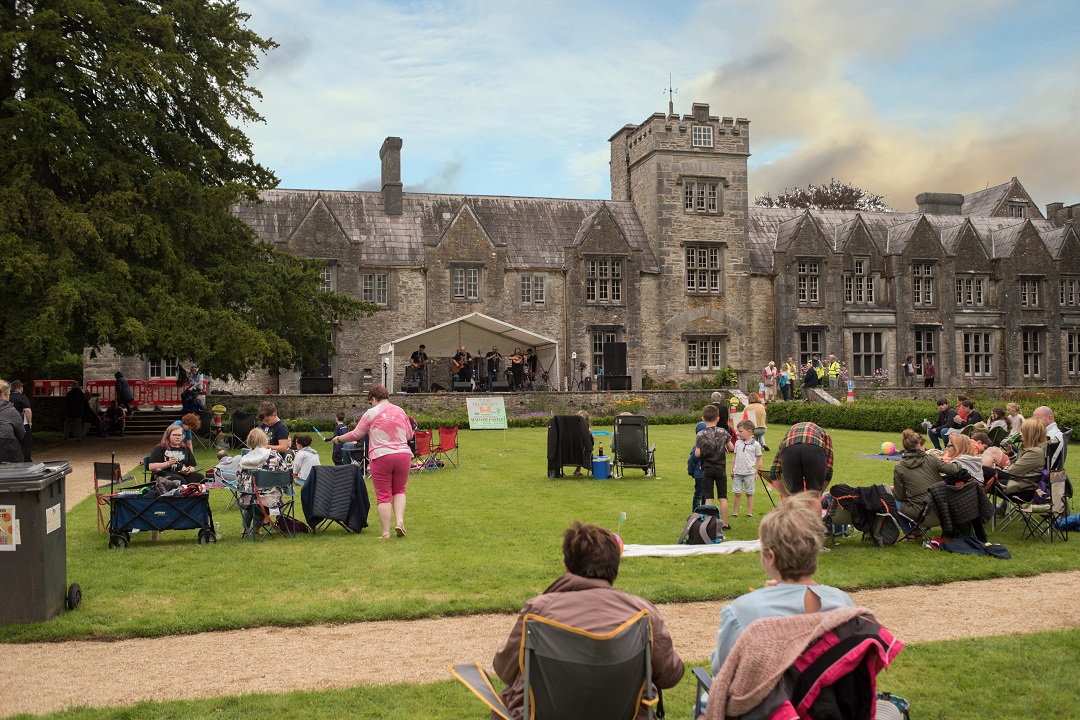 Corkcoco's tweet image. The second weekend of our #CorkCoCoPops has come to a close! A highlight from the weekend was the Songs from the Blackwater gig at the beautiful #Mallow Castle. 🏰

✅Beautiful Location
✅Plenty of Space
✅Great Music

#LLPPS
@pure_cork 
@DeptCulturelRL