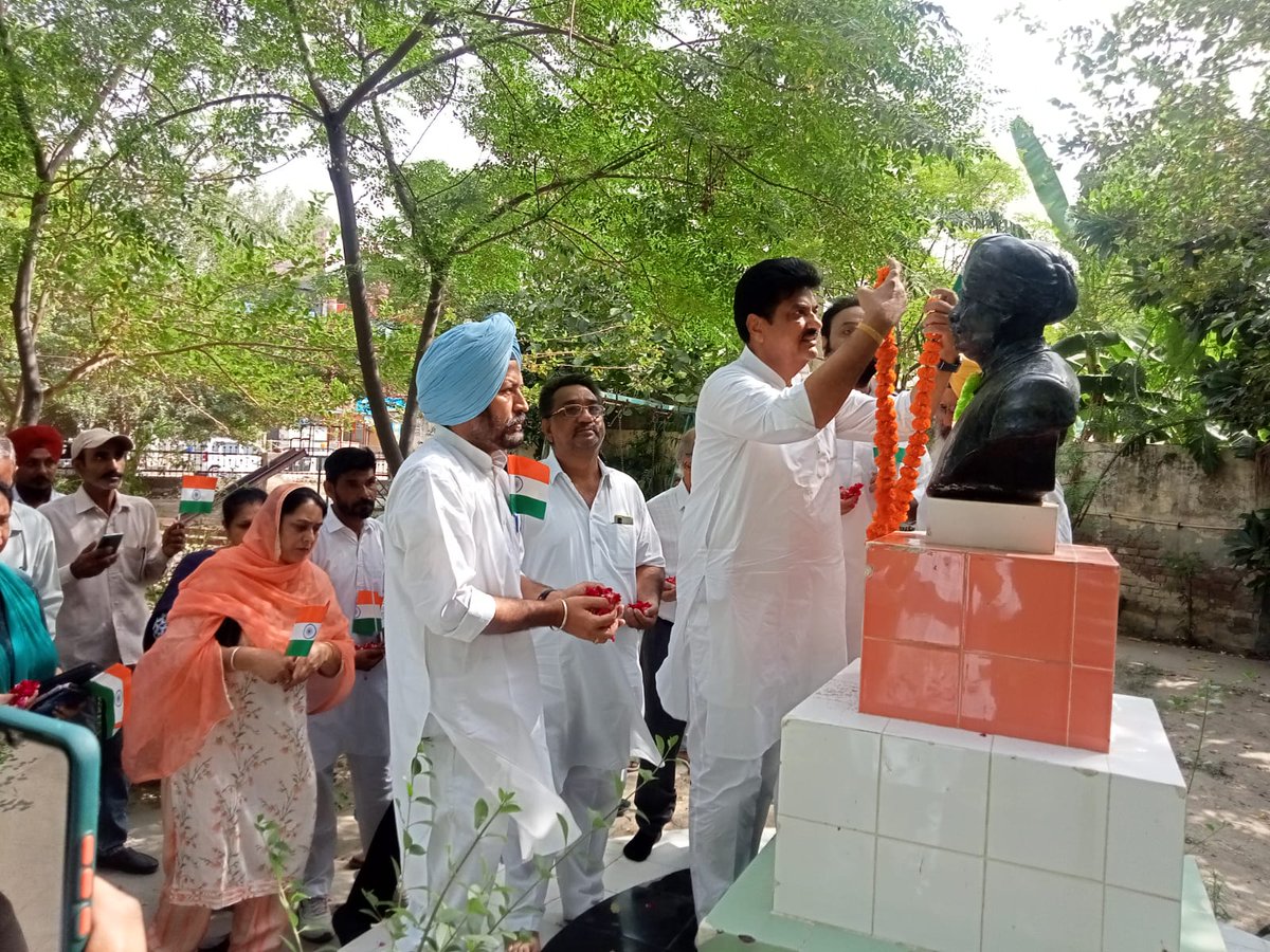 rajinderdeepa's tweet photo. आज स्व्तंत्रता दिवस के अवसर पर शहीद समारक जा कर शहीदों को पुष्प अर्पित किये गए व उन्हें नमन किया गया।

#IndependenceDayIndia #rajinderdeepa https://t.co/VHM4S1fhbU