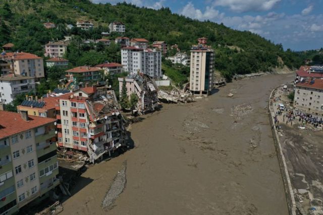 guvenislamoglu's tweet photo. Bozkurt'dan bir izleyicimin kayınpederi dağda yaşıyormuş.Yaşı gereği gidip gelmesi zor diye "Baba Bozkurt'tan bir ev alalım böyle senin için zor oluyor " demişler. 
Baba " delimisiniz orası sel yatağı  orada yaşanmaz  " demiş.
Bilimi takmadınız bari babanızı dinleseymişsiniz. https://t.co/IxJYogNhsn