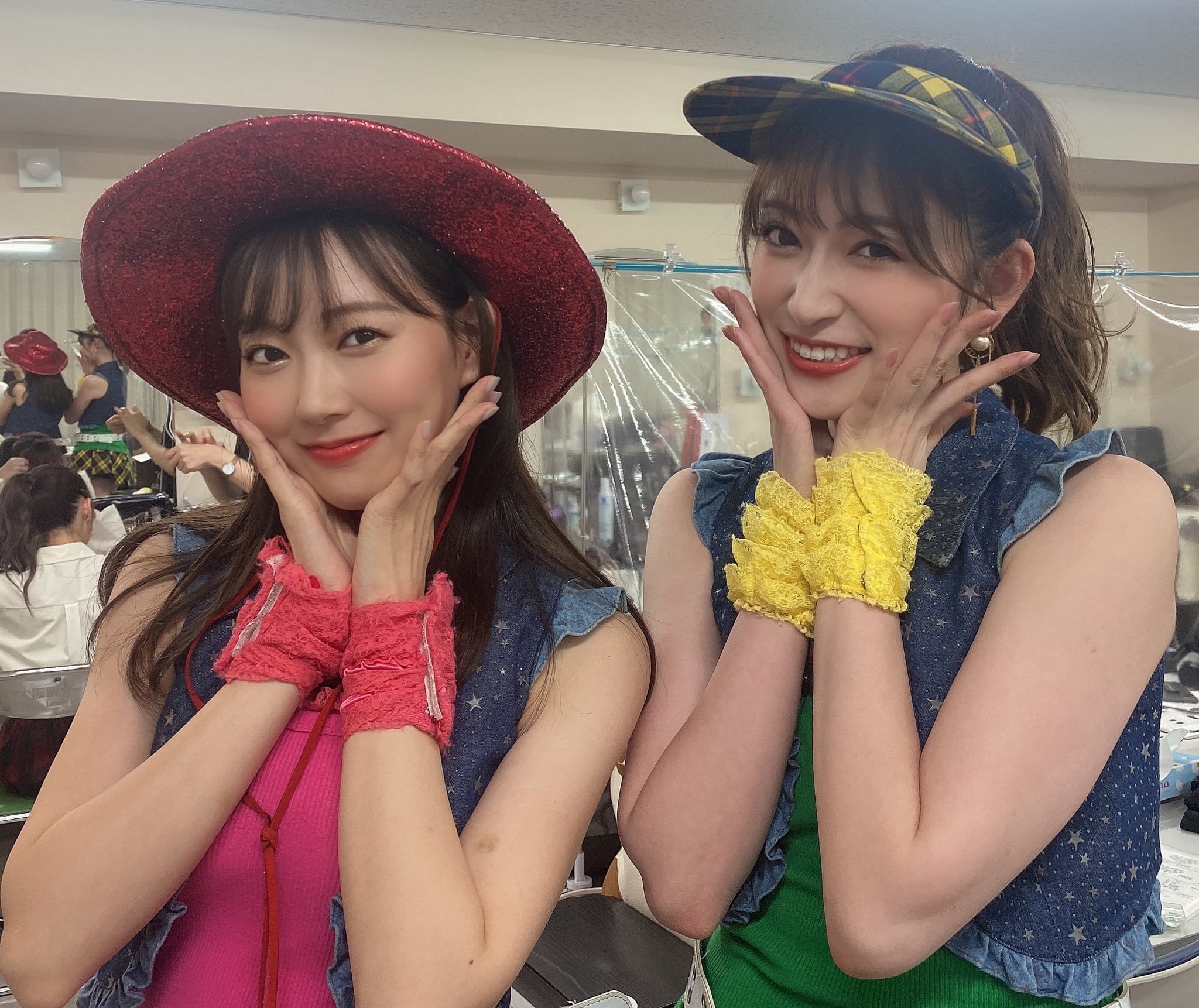 吉田朱里 みるきーと 投げキッスで撃ち落とせ 10年前の衣装着て全力で踊った まだまだ現役いける 笑 多分そろそろ一周まわって このファッション流行るんじゃない T Co Fzfdfxcjeg Twitter