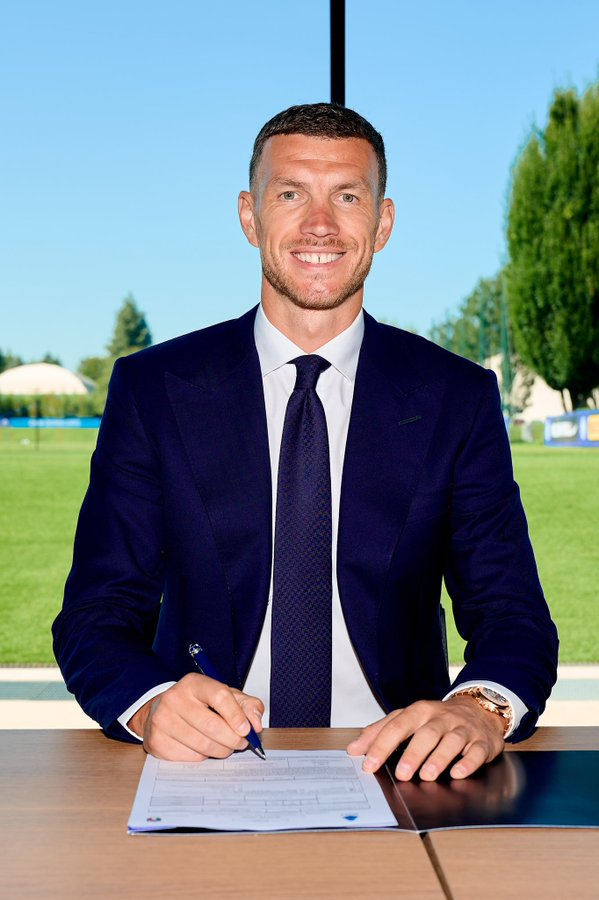 Inter_id's tweet photo. 📸 | FOTO

@EdDzeko
 ⚫️🔵✍️

#WelcomeEdin #IMInter https://t.co/XwhSFABk2X