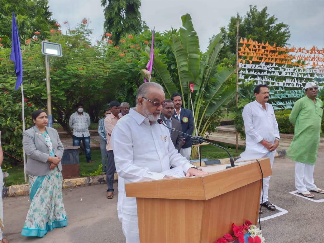 rymec_ballari's tweet photo. Hoisted the National Flag at RYMEC in view of 75th Independence Day by Sri. Gurusiddaswamy, President, Sri. B V Basavaraj, Secretary, Sri. Allum Channappa,  Vice-President and Chairman in the presence of Teaching, Non-Teaching Staff and Students of RYMEC, Ballari. https://t.co/Ciw3OSpC1t