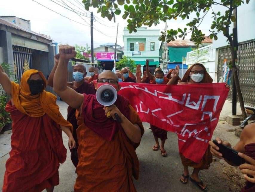 GreenteaMomochi's tweet photo. Protest against military dictatorship by Mandalay Sangha Union Monks on Aug 15 #AcceptNUG_RejectMilitary  #WhatsHappeningInMyammar #Aug15Coup https://t.co/biuDjDHNME