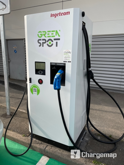 _danjac_'s tweet photo. @mobilygreen Comment utiliser vos bornes ? J'ai essayé recharger à votre borne à Carrefour market Ouistreham. La borne a rejeté mes six cartes de recharge (Chargemap, Shell Recharge, Maingau, et autres) et ma carte bancaire. Il n'y a pas d'instructions sur la borne. https://t.co/VIJL1aG7jW