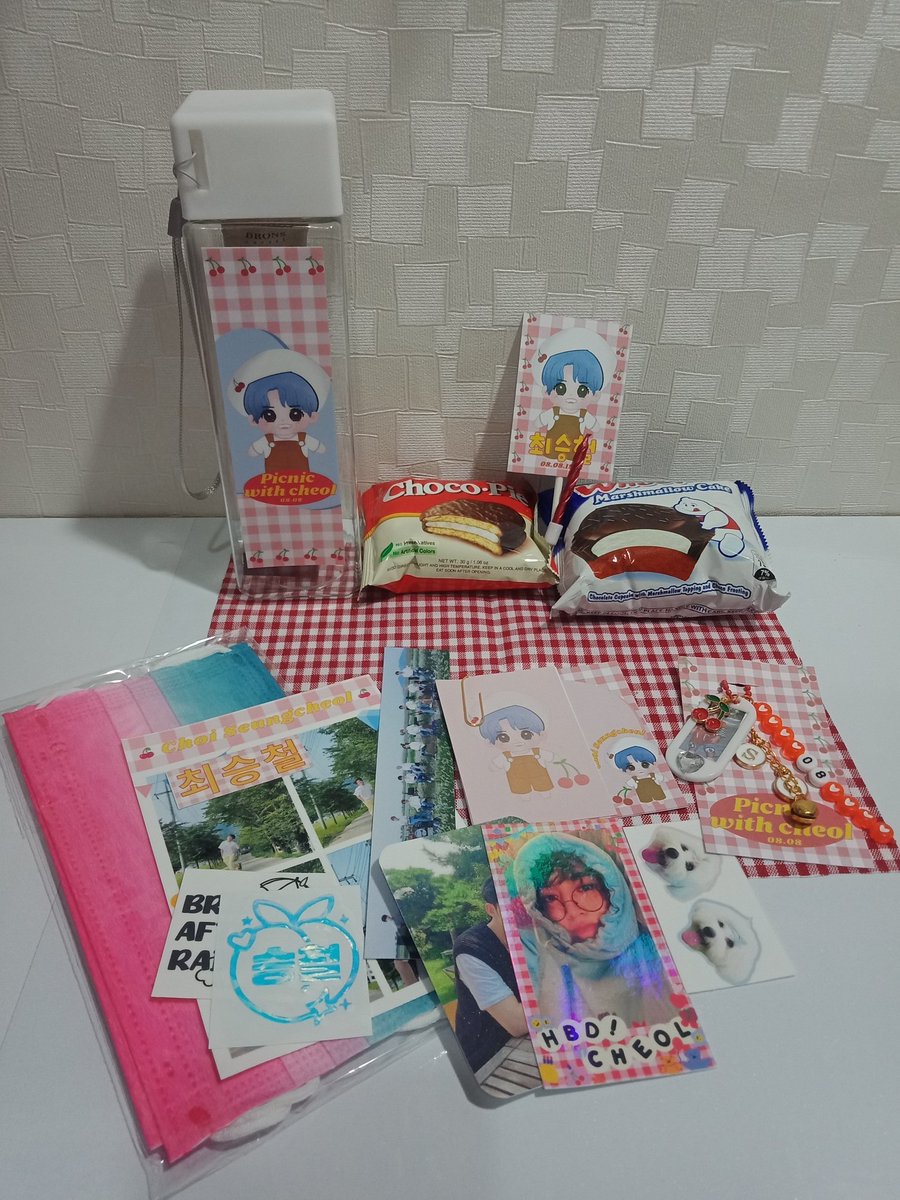 wonjeongcheol's tweet photo. actually last week pa to umuwi sa amin bukas ko lang nakuha >< scoups bday kit is w/ me na yey !! tysm po @heyhanniehae the kit and the inclus are sooo cute and pretty!! i really love it ♥🍒
#PicnicWithCheol https://t.co/veeUqk9L4X
