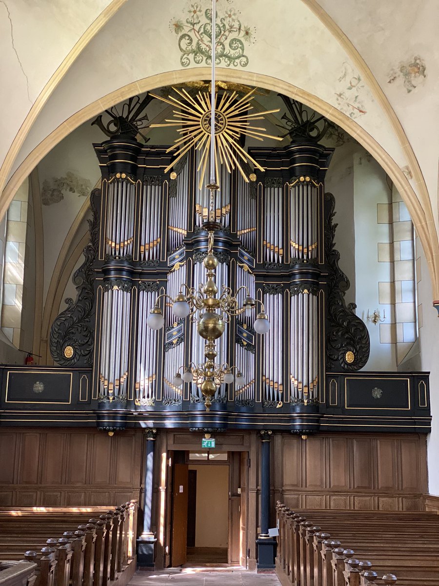 AfienavanZanten's tweet photo. Het imposante orgel in de Hippolytuskerk is ‘spuugnieuw’ (1963) #Middelstum @GroningerKerken #borgbaas https://t.co/SjMCxy1V4Q