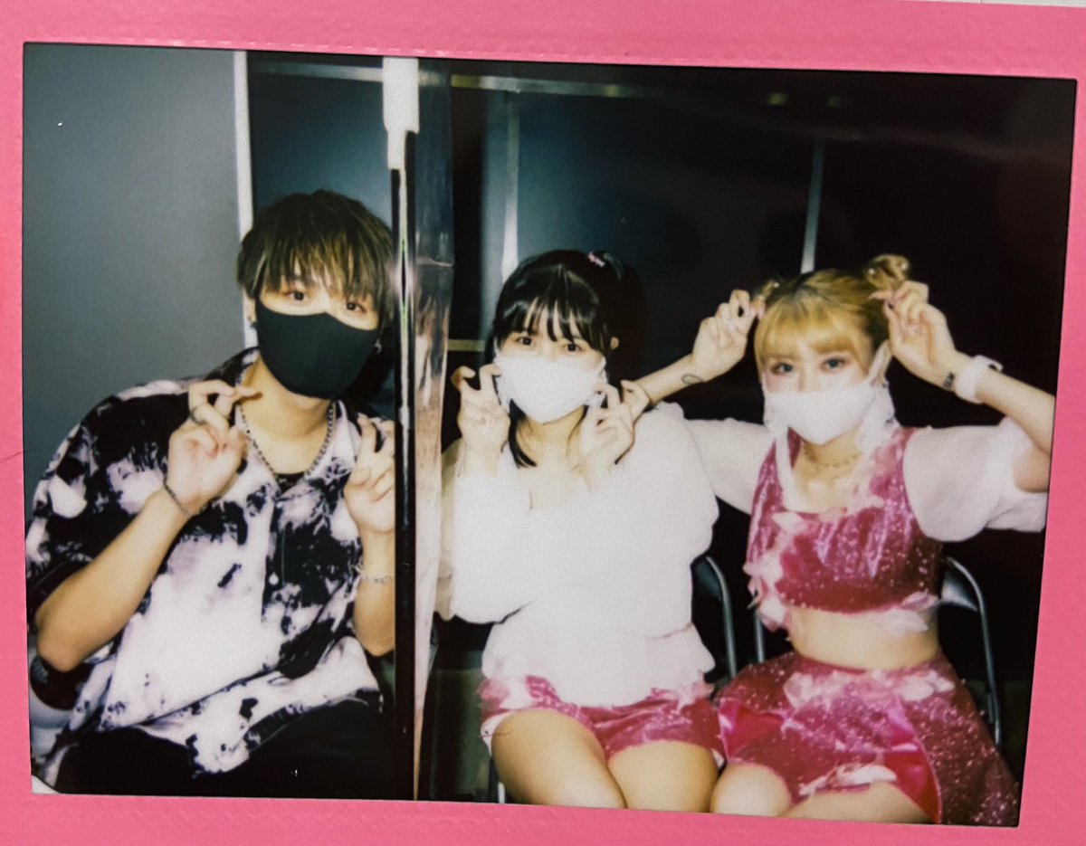 mikimikiyuya's tweet photo. 戦慄かなの様、頓知気さきなさん
聞いてないよ、あんなにキラキラするなんてよ。言っといてくれよ。眩しすぎたよ。次からはサングラスを持っていくよ。席が近すぎてファンサをもらっても（気のせいなら草）シンプルに照れて会釈しかできなかったぜ（根がいんきゃ）
あ、これが正しいアクスタの使い方 https://t.co/eikuh78Hyz