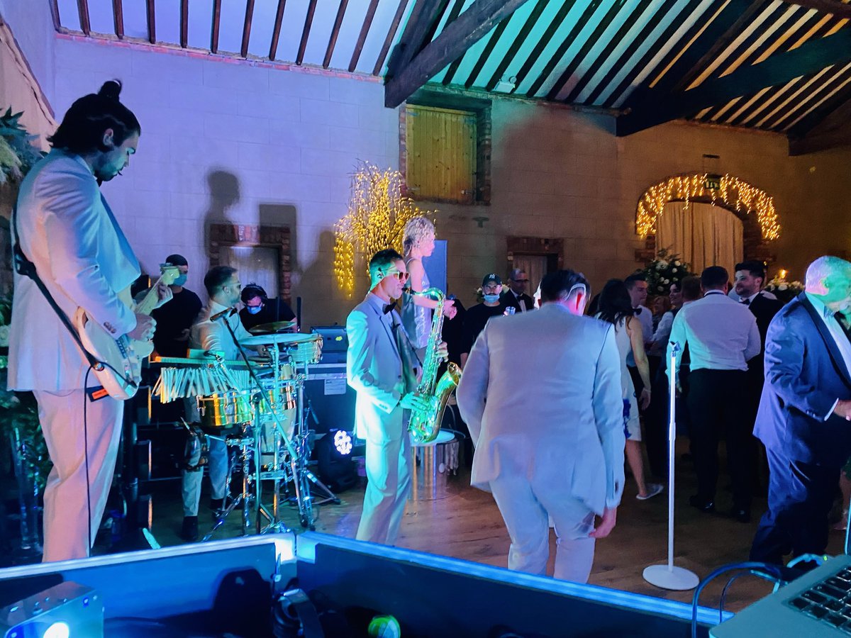 What a night with The Event Band @ <a href="/7entertainments/">7 Entertainment</a> 🙌🎤🎧🎶🎸🕺  #theeventband #7entertainment #events #wedding #party #keithhannadj #irishmadeworldwidestage