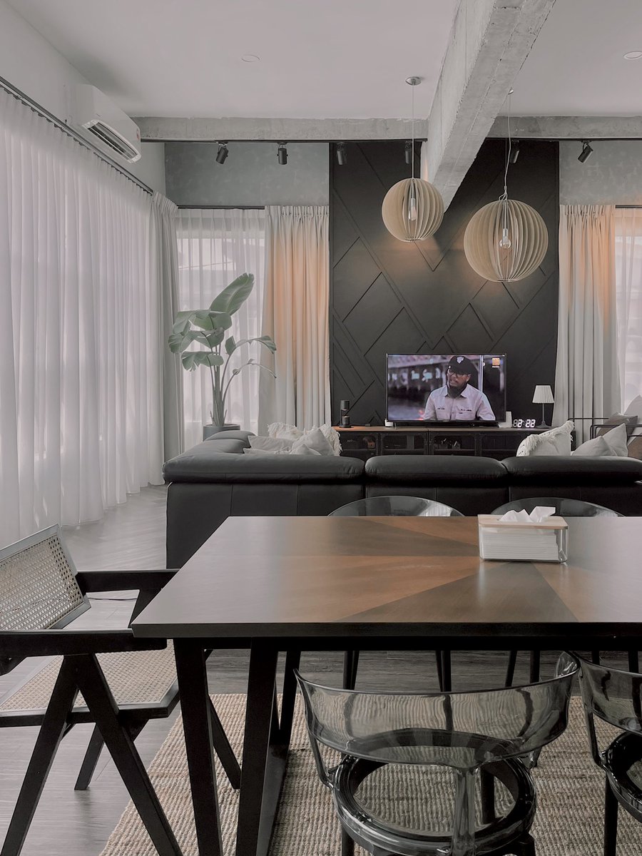 z4mmmmmm's tweet image. stop scrolling ✋🏻 look at my open space living room and kitchen 🤨