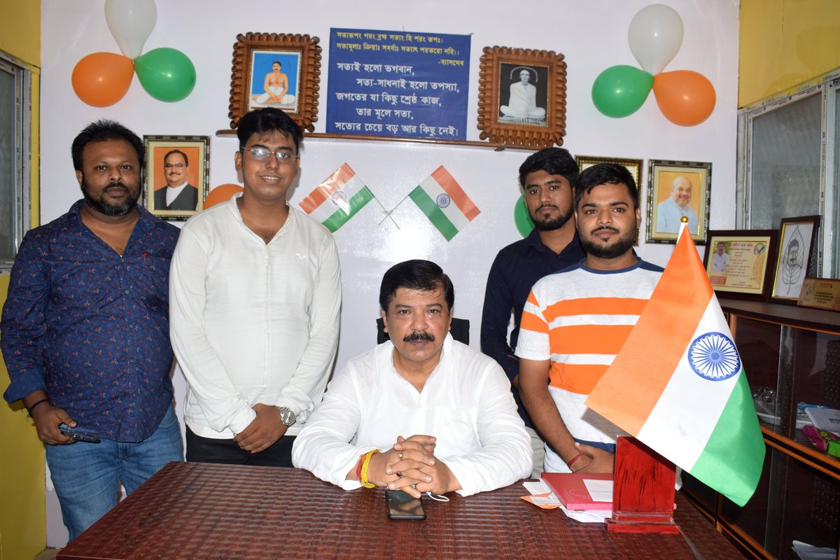 banikbapi's tweet photo. सरफ़रोशी की तमन्ना अब हमारे दिल में है
देखना है ज़ोर कितना बाज़ू-ए-क़ातिल में है
Hold your head high; let the world know you are proud to be an Indian. Vande Mataram and Happy Independence Day. 🇮🇳
Celebrating Independence day with our beloved leader.🙂 @SudipRoyBarman1 https://t.co/4DP9aDxefZ
