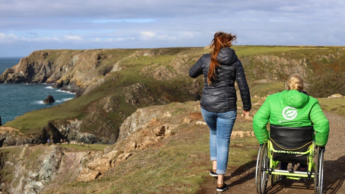 Sunday morning - the perfect time to relax with a coffee and a view, like this one at Kynance Cove, Cornwall. Easy access to the cliff top from the @nationaltrust carpark.
buff.ly/3a3vQ9U
@kleankanteen #getoutside #accessforall #stilefree #sundayvibes