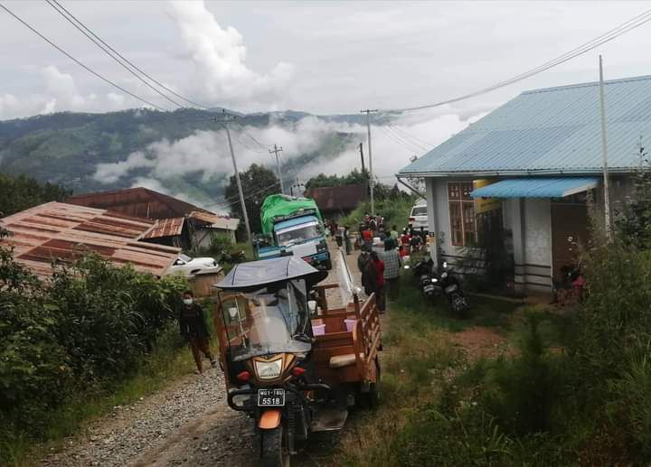 MoeLay09077555's tweet photo. Today, August 15, #Unicef distributed supplies near the liaison office in Bawa Thit Ward, #Mindat Township,Chin state.@UnicefMyanmar @UNICEF #WhatsHappeningInMyanmar #UNICEF #Refugees #Aug15Coup https://t.co/Dk4fIMGwTc