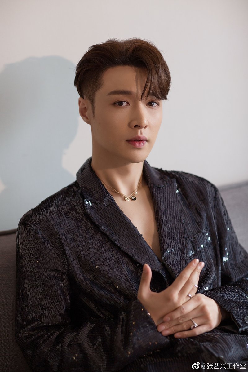 hourlyEXO's tweet photo. [@weareoneEXO #YIXING] https://t.co/wY0cHkBzia