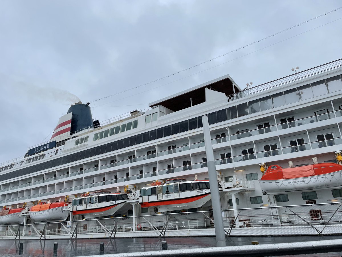 nemokyu's tweet photo. 飛鳥Ⅱ

🌊🛳🌊

👁👁

このご時世なのに乗客たくさんいるんですね😅

近くで見るとマンション並みにデカい🏢💦

早くgood-by Japanしようっと🇯🇵

#ASUKA #クルーズ船　#カリブ海　#世界一周　#横浜　#地中海 https://t.co/hyTtysDnLH