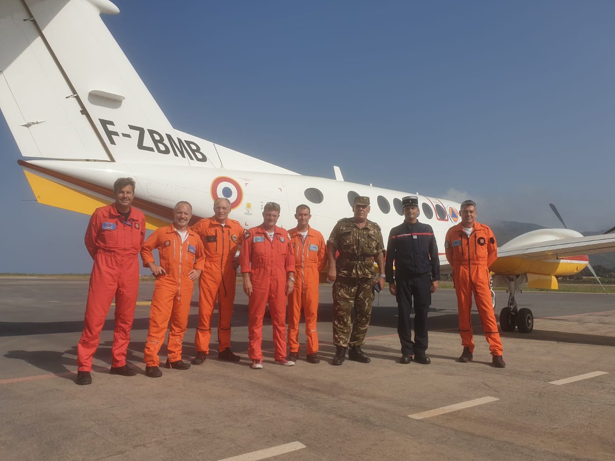 SecCivileFrance's tweet photo. Notre module aérien regagne la base de Nîmes après 72h d'engagement intense en #Algérie🇩🇿. Plus de 250 largages ont été réalisés par nos équipes 🇨🇵 sur la totalité de la mission. Un appui aérien que poursuivra l'Espagne 🇪🇸 dans le cadre du MPCU 🇪🇺. #Solidarité #FeuxDeForêt https://t.co/s29aqkCwma