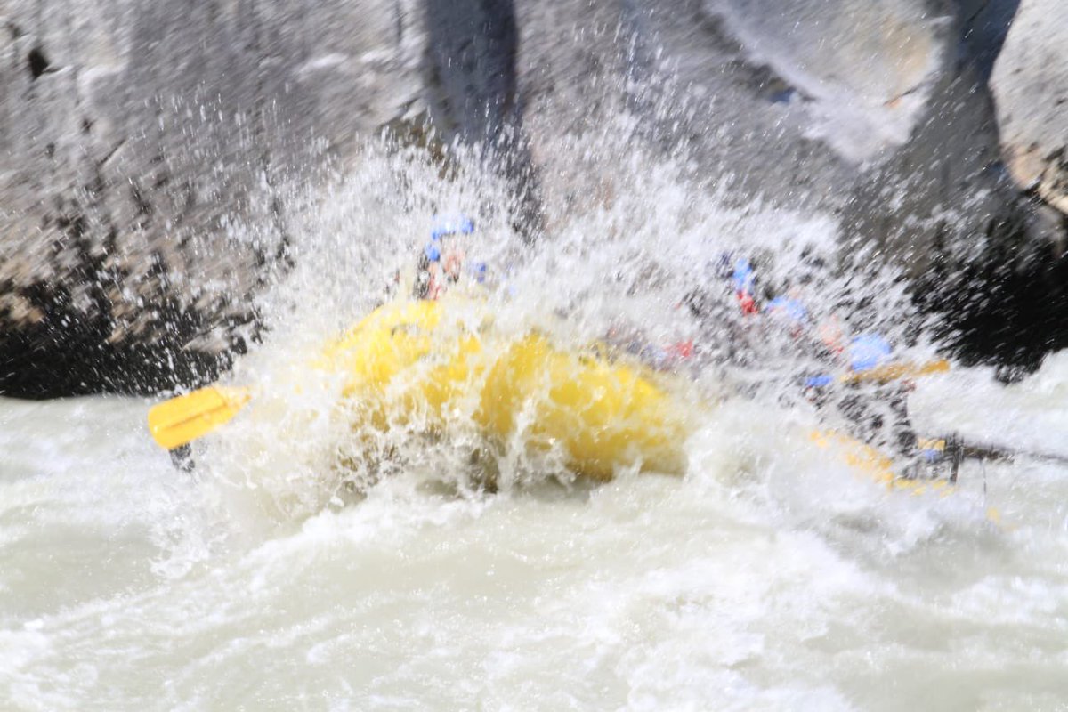 June_Zircon's tweet photo. Being swallowed by the river 🌊
Photo credits to @OutbackRafting 👍
#Elaho #Squamish #rafting #whitewater #DevilsElbow #Rapids #rivercrew https://t.co/Gsqq4MvxdD