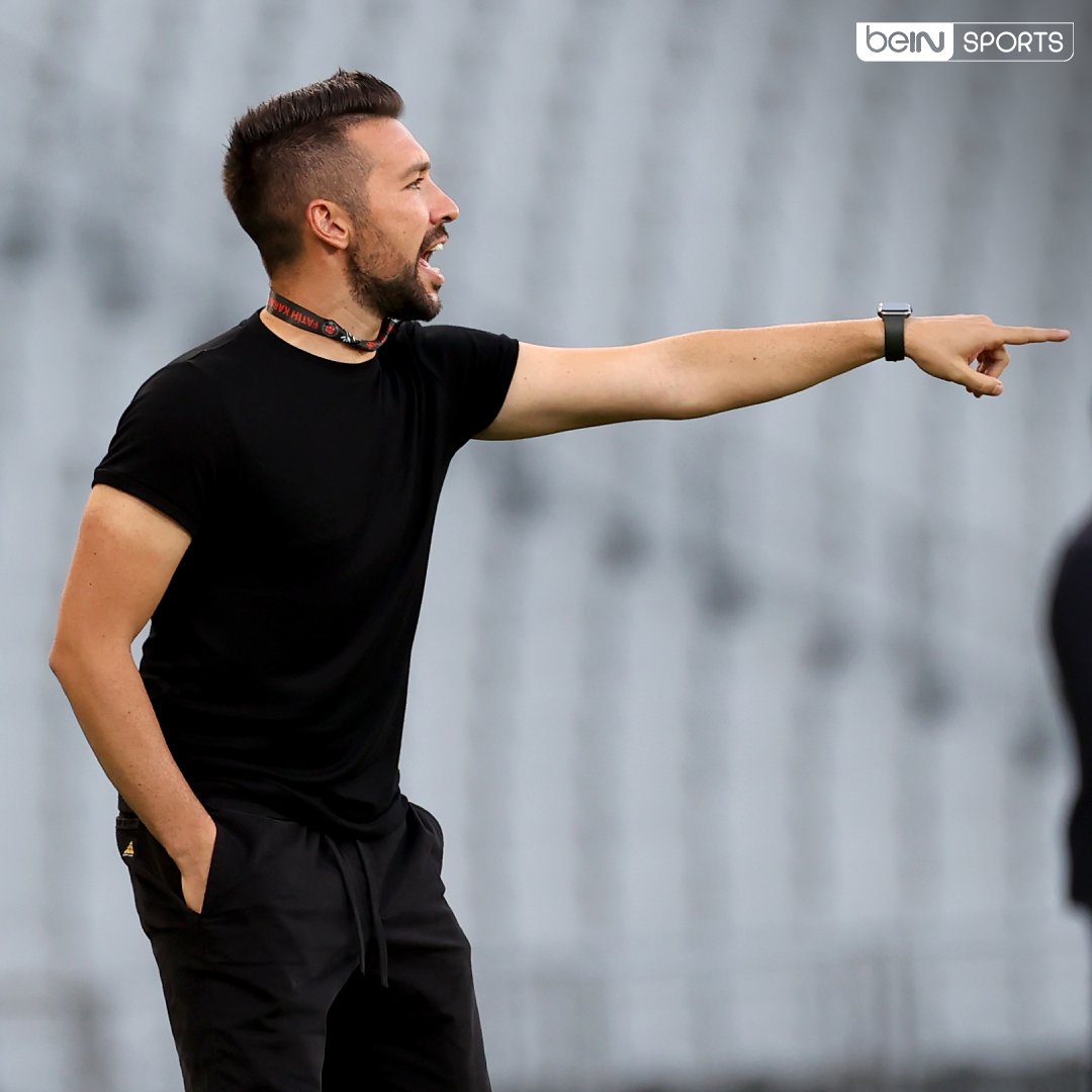 beINSPORTS_TR's tweet photo. 🗣️ Banu Yelkovan: "Francesco Farioli sadece bizim ligimizin değil, Avrupa'nın 5 büyük ligini de düşünürsek en genç teknik direktör. 32 yaşında. Felsefe mezunu. Bitirme tezi; 'Oyunun Felsefesi, Futbol Estetiği ve Kalecinin Rolü'... Futbolun üzerine çok düşünen biri." #YeniGün https://t.co/RtU41SCvNL
