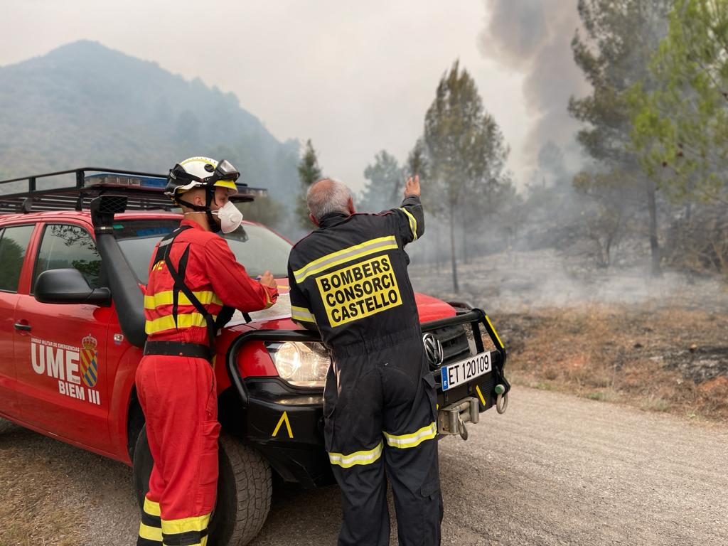 UMEgob's tweet photo. En #IFAzuébar, los compañeros del #BIEM3 centran ahora su esfuerzo en colaborar con @SIAB_Castellon y #BRIF para detener el avance de las llamas realizando labores de ataque directo en el flanco derecho con 2 secciones y flanco izquierdo con 1 seccion https://t.co/Xthrmg5Dyg
