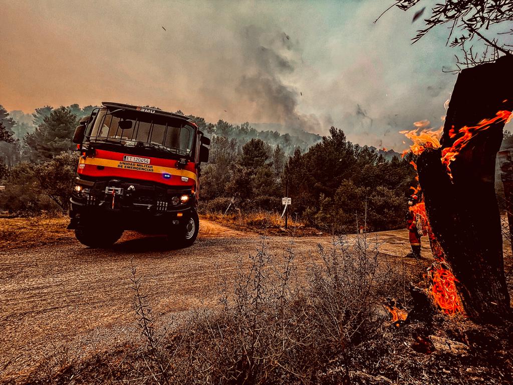 UMEgob's tweet photo. En #IFAzuébar, los compañeros del #BIEM3 centran ahora su esfuerzo en colaborar con @SIAB_Castellon y #BRIF para detener el avance de las llamas realizando labores de ataque directo en el flanco derecho con 2 secciones y flanco izquierdo con 1 seccion https://t.co/Xthrmg5Dyg