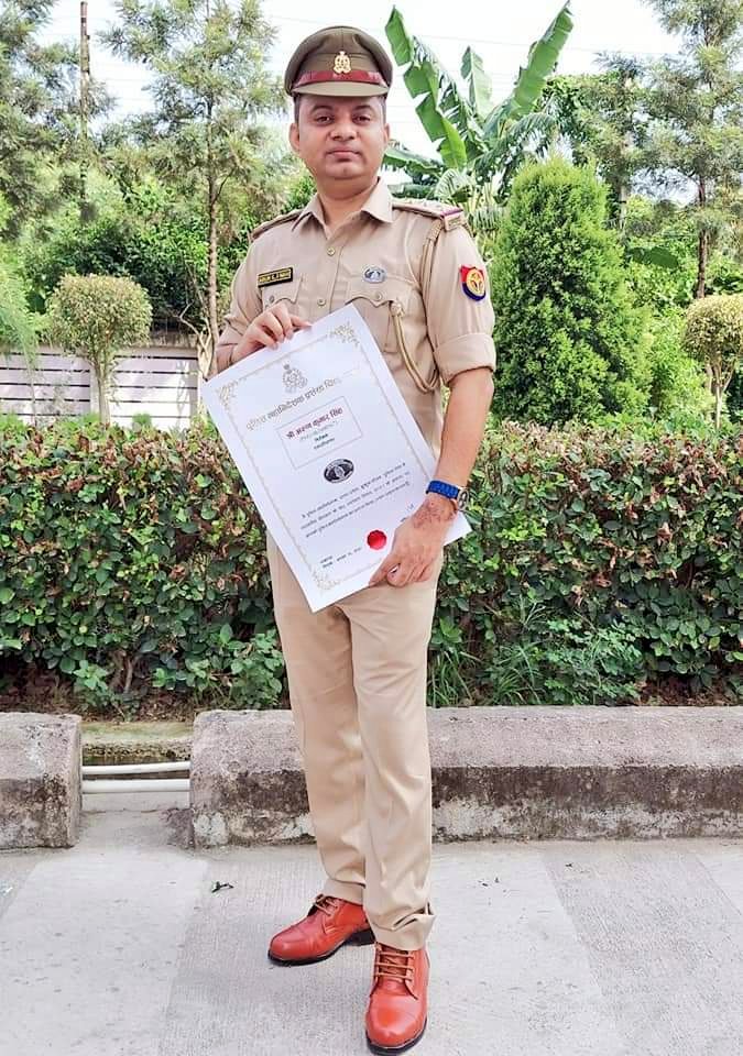 PoliceSewakHai's tweet photo. एसटीएफ के तेज-तर्रार व मृदुभाषी, इंस्पेक्टर @Inspector_Arun सर को 15 अगस्त पर उत्कृष्ट कार्यों के लिए @dgpup #CommendationDisc #SilverMedal से सम्मानित किया गया।
आपको हार्दिक बधाई एवं शुभकामनाएं।
#Congratulations
@uppstf
@lkopolice @ipsnaithani @Uppolice https://t.co/xW91pbjrtX