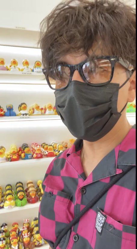 takuyafumi1330's tweet photo. ピンクとブラックの格子模様のシャツがお顔に映えて似合ってる
アヒルさんこんなにあるんだぁ 欲しいから応募してこよっと 当たって🧚♀️
#GYAO
#木村さ〜〜ん
#木村拓哉
#inRoma https://t.co/YIG01dovgb