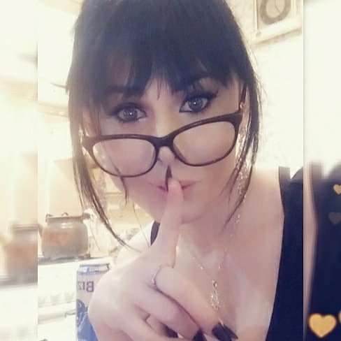 Jinki fotosuratlar Qiz dumbasini korsatadi