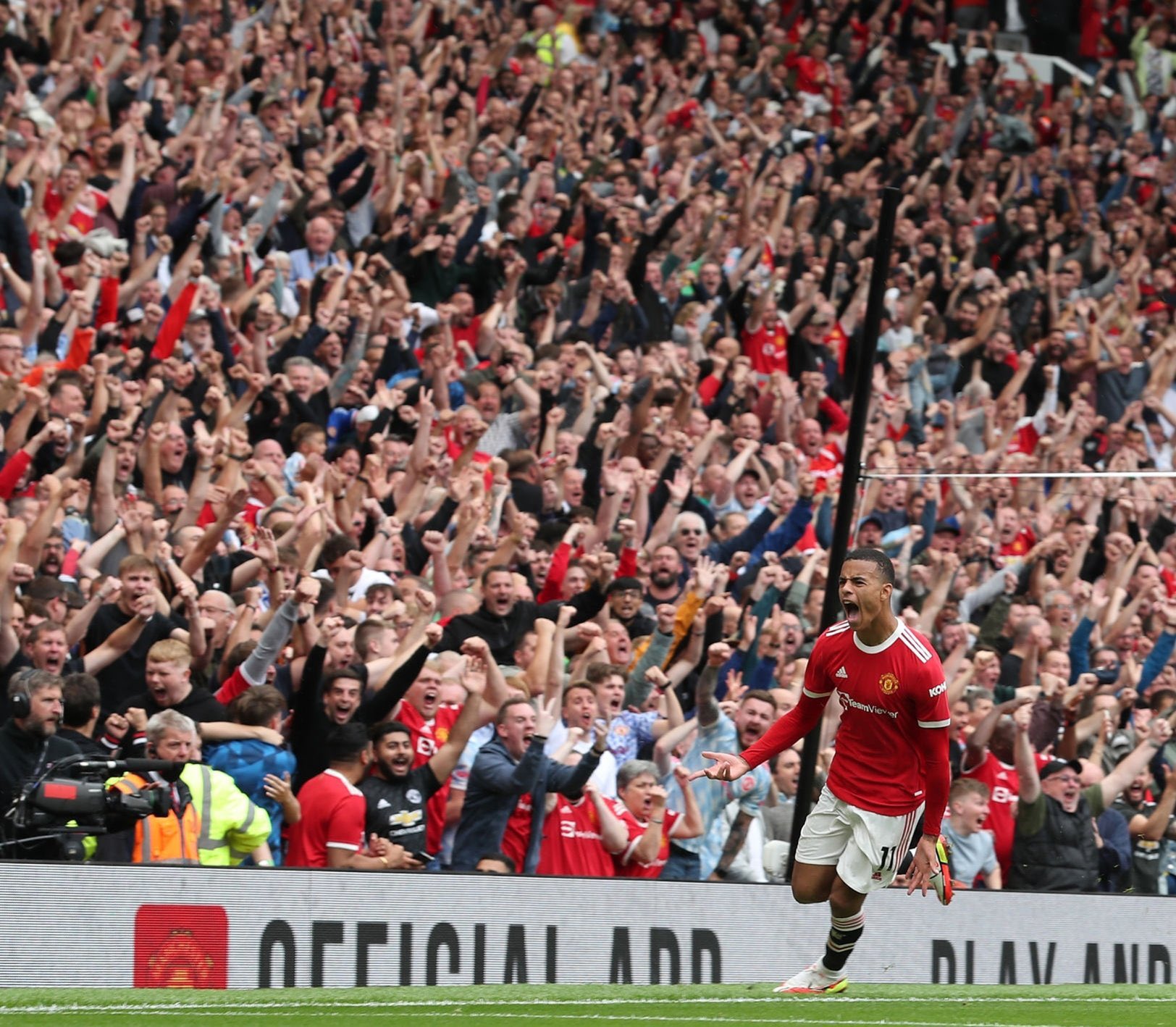 Manchester United 勝利の男神 昨日の試合でスマホの壁紙に使えそうな画像 置いておきますね やっぱり満員のオールドトラフォードは最高だなあ T Co Qpeaf9ghb8 Twitter