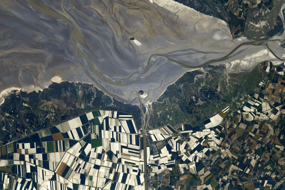 #MontSaintMichel - on voit distinctement les structures sur l’abbaye qui le coiffe : mes photos sont peut-être + nettes qu’il y a 4 ans 😉#VacancesenFrance

Mont Saint Michel, Normandy. You can clearly see the structures on the Mont, my pictures may be sharper than 4 years ago 😉