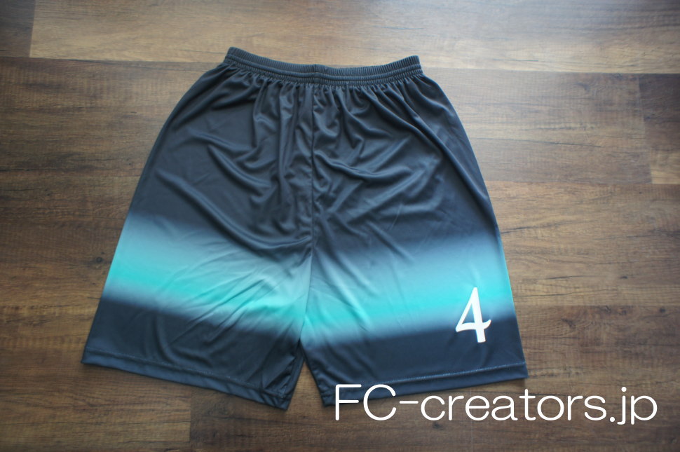 fc_creators's tweet photo. 緑色をメインにグラデーションを取り入れたサッカーチームのユニフォームを昇華プリントで作製。右胸にチーム名、左胸にチームロゴ、胸中央のメッセージ、背中の選手名、背番号などを入れ黒地のパンツとともに上下セットで合わせたデザインの商品です。

https://t.co/zPDpi5ceTA

#サッカーシャツ https://t.co/trBAtZZyeS